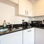 Parking - Spacious - Smart Tv - Self Checkin - Garden - King